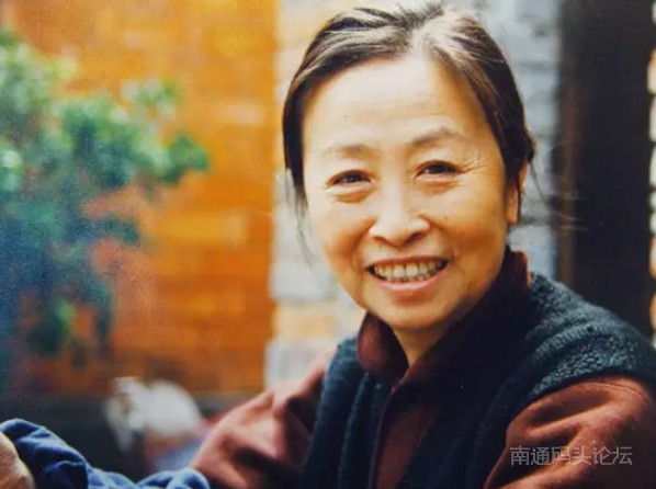 她是张少华，她是中国影视界老妈子专业户，她更是清贫一世