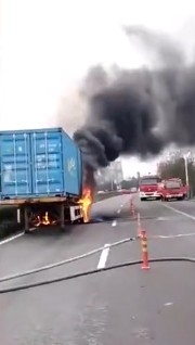 2018年12月4日如皋如港路一货车突发大火 现场浓烟滚滚