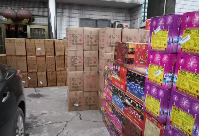 如皋长江镇人家非法存储240箱烟花爆竹 被警方查获