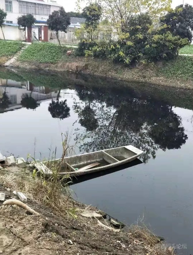 海安高新区海南村河流污染严重 河水乌黑乌黑的