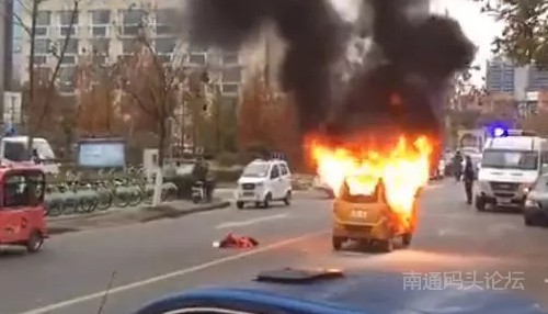 如皋惠政小区附近一辆电动车突然着火现场浓烟滚滚