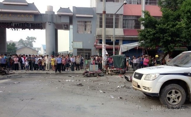 广西桂林八里街小学门口爆炸案现场惨不忍睹
