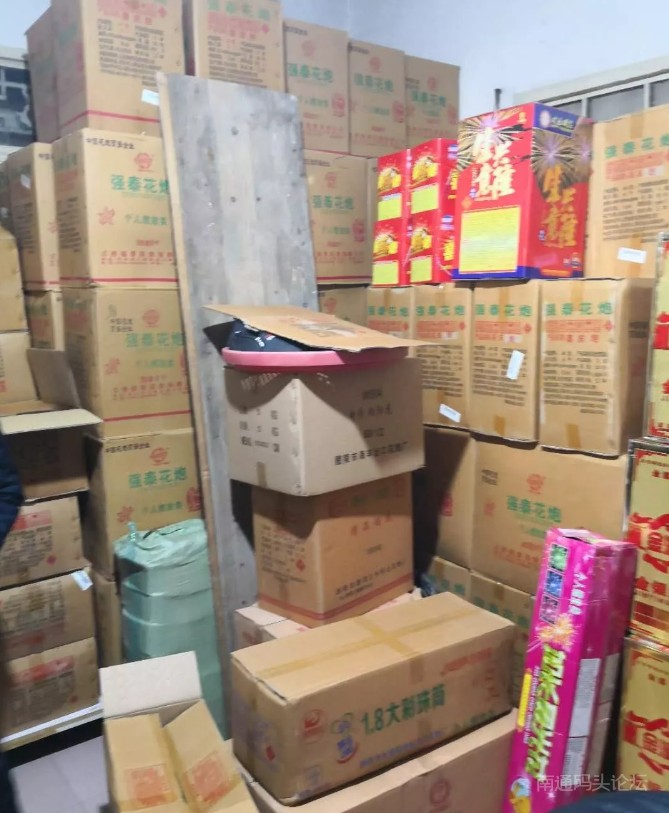 如皋长江镇人家非法存储240箱烟花爆竹 被警方查获