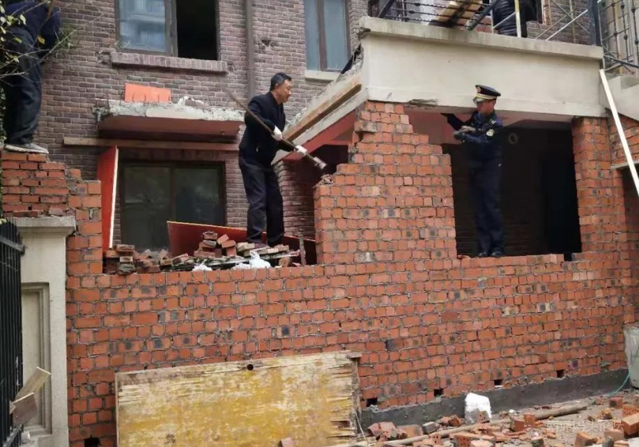 海安城管执法大队对多处违章建筑进行拆除