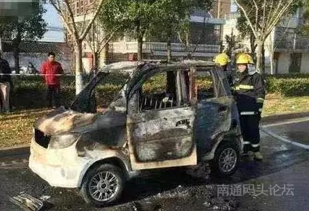 如皋惠政小区附近一辆电动车突然着火现场浓烟滚滚