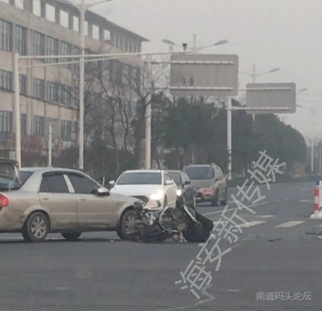 海安丹凤桥北边红绿灯！一电动车闯红灯撞上轿车后倒地，人已送去医院