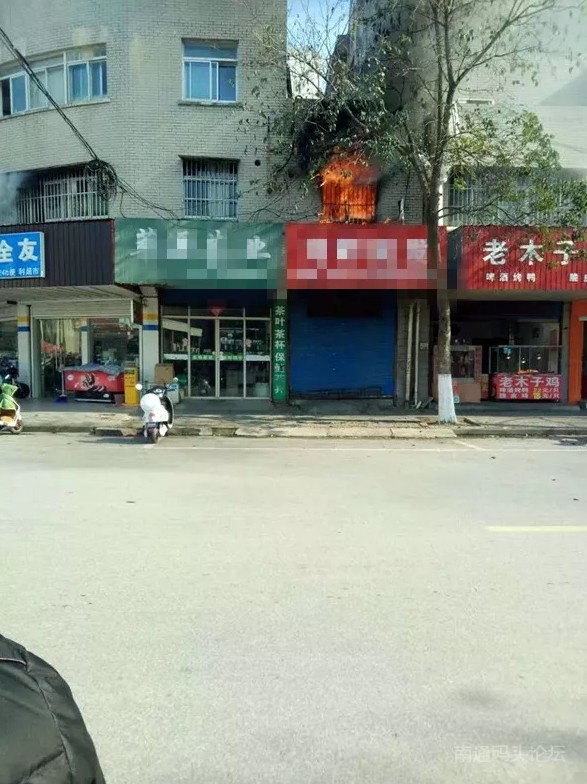如皋新生市场附近一店面二楼突发火灾，现场浓烟滚滚