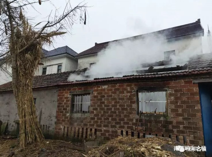 如东某村民家中突发大火，房顶都被烧空