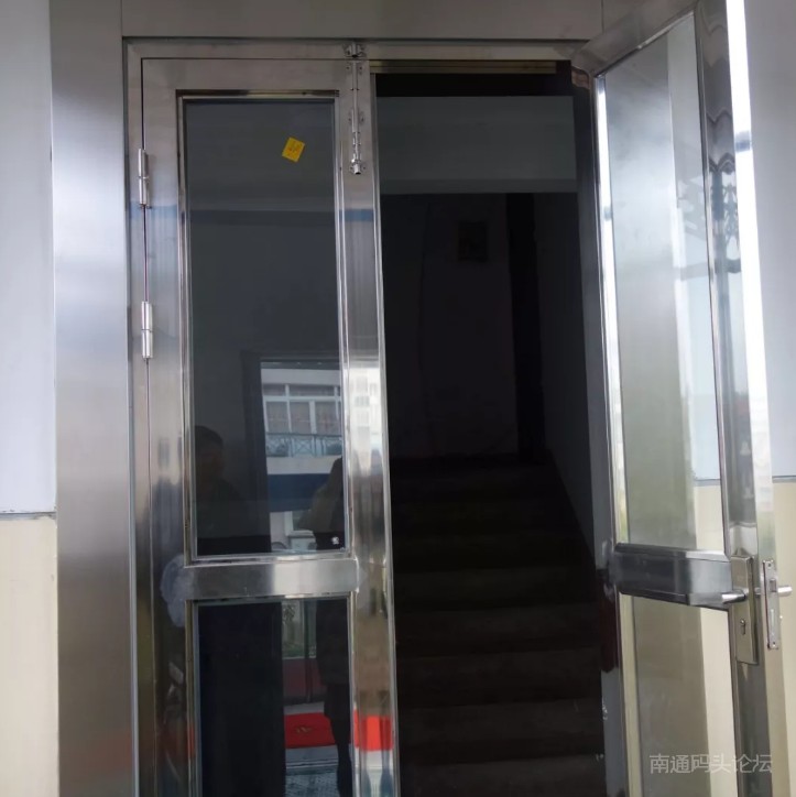 南通启东首台“老小区加装电梯”正式运行啦！上下楼更加便利啦，老人乐开怀