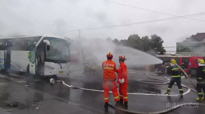 南通通州一液化天然气槽罐车与巴士公交相撞，致槽罐车轻微泄露