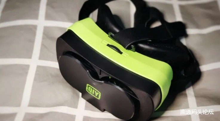 想了想还是把它请了出来，爱奇艺VR眼镜。