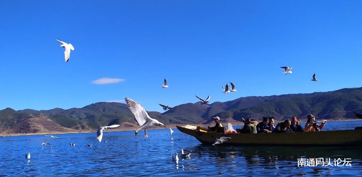 这辈子一定要去一次泸沽湖，很幸运因为专业原因能去泸沽湖写生，太美了！