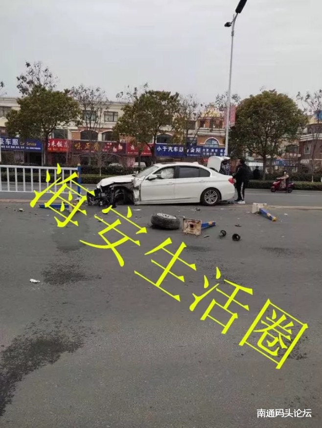 今日突发，海安火车站附近一起严重事故，宝马车撞飞几十米护栏！