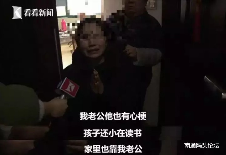 上海公交站台一老人提醒别插队遭暴打，女子事后下跪求放过！