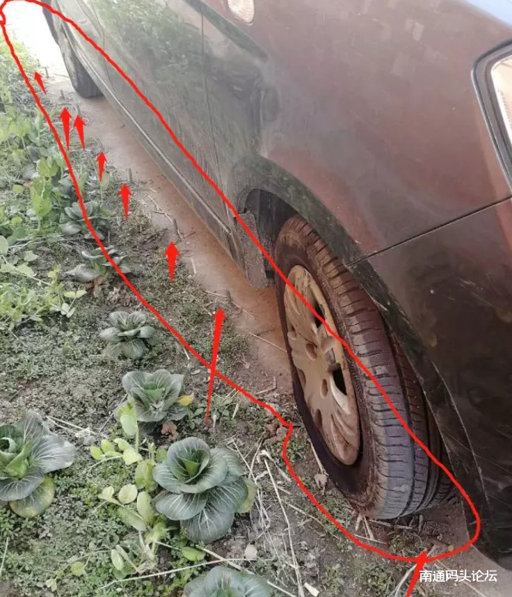 闹心！海安一车主过年在家旁边车胎惨遭戳爆！一路边全是竖着的钢筋！
