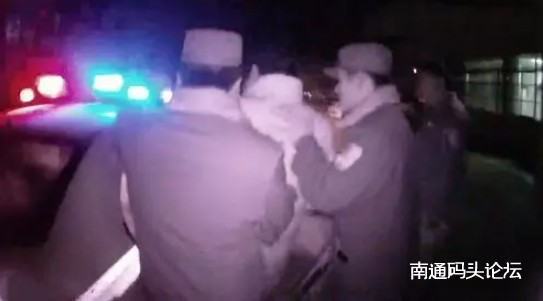 海安孙庄某超市内一男子殴打他人！并推搡击打处警民警