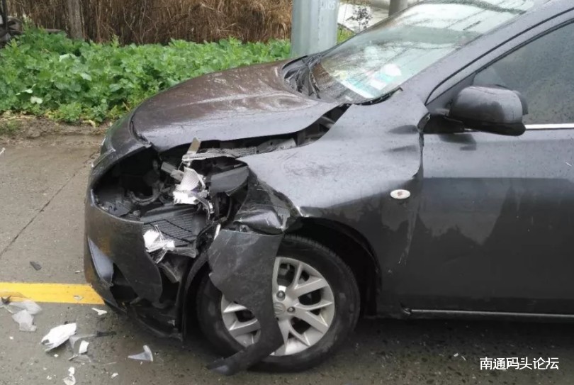 惊险！海安李堡一轿车与四轮电动车相撞！半个车头碎了！