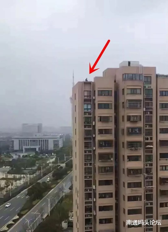 惊险！如东某小区居民楼18层楼顶，一男子欲跳楼