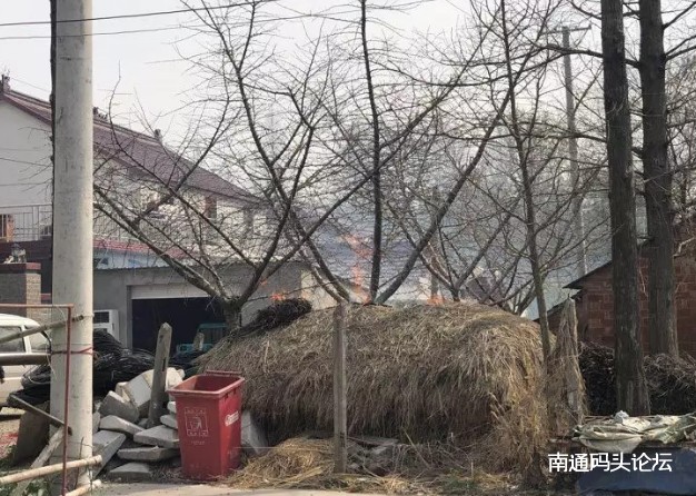惊出一身汗！海安花庄一村民家放鞭炮把草堆烧着了！