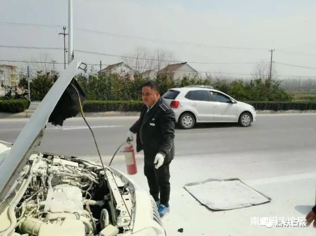 启东吕北公路一小轿车突发自燃，飞鹤公交驾驶员猛扑上去