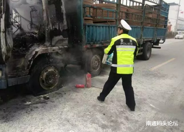 海安一重型货车突然起火燃烧，车头烧得只剩个壳子