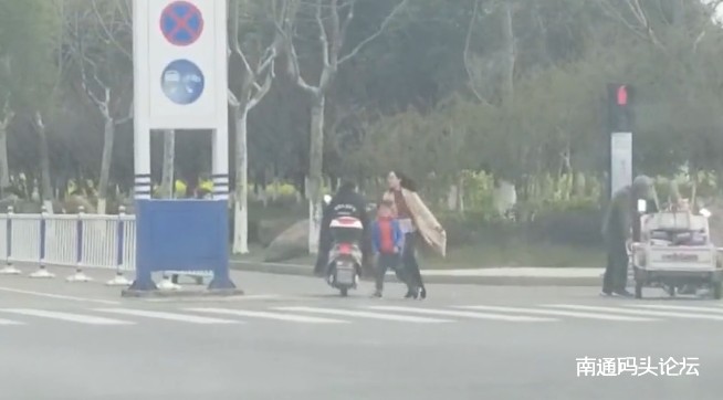昨天，海安黄海大道一女子带着小孩在路上飞奔！结果引来爆赞！