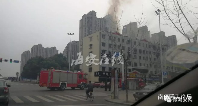 突发！海安徐坝桥附近某居民家中不慎起火，大火从阳台向外蔓延