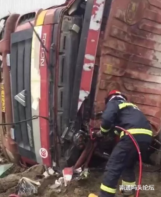 启东惠萍镇两土方车相撞侧翻，消防员紧急破拆救人