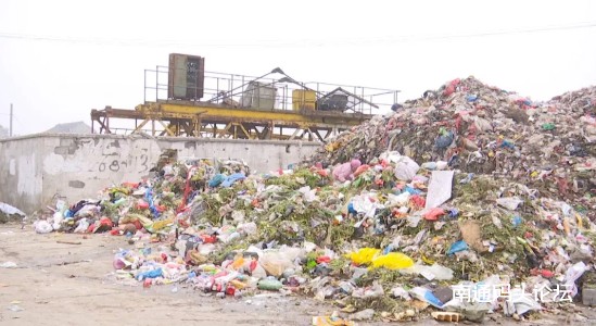 海门开发区利北村垃圾堆放数月 影响村民生活