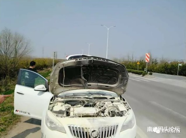 启东吕北公路一小轿车突发自燃，飞鹤公交驾驶员猛扑上去