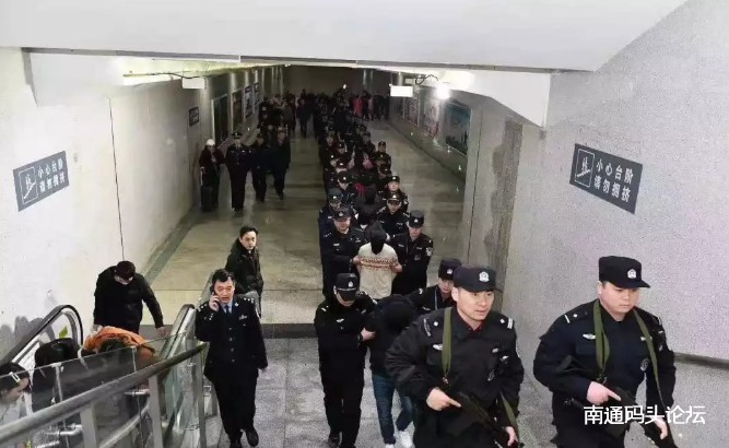 昨晚，海安火车站大厅出站口，警方押着嫌疑犯，据说这是……
