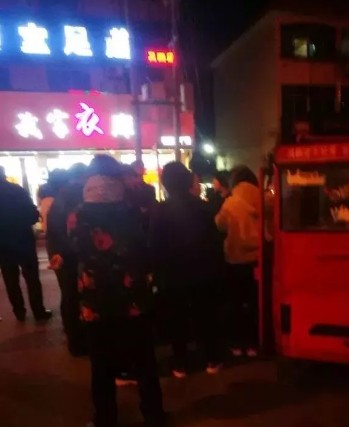 揪心！启东吕四鹤城北路电动三轮车撞倒六旬老妇电瓶车，车后还坐着一个小男孩