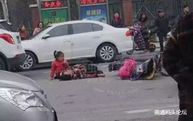 不负责任！海安市天澜湾西门家长骑车带孩子横穿马路，家长被撞到在地