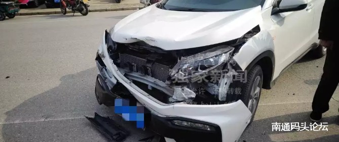 在海安海光桥附近一辆机车与白色SUV相撞，机车车主被撞出三、四米外
