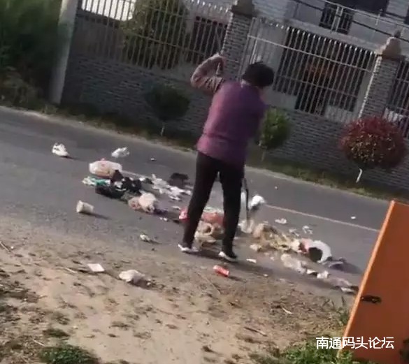 如皋吴窑一大妈竟把垃圾往马路上摊，这波操作为哪般？