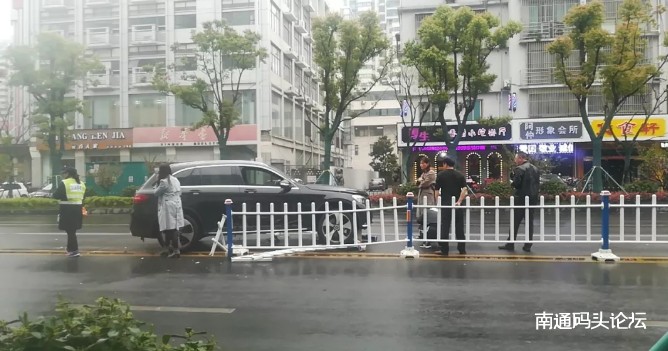 昨日下午，海安江海西路一私家车撞向路中护栏，好在驾驶员无碍