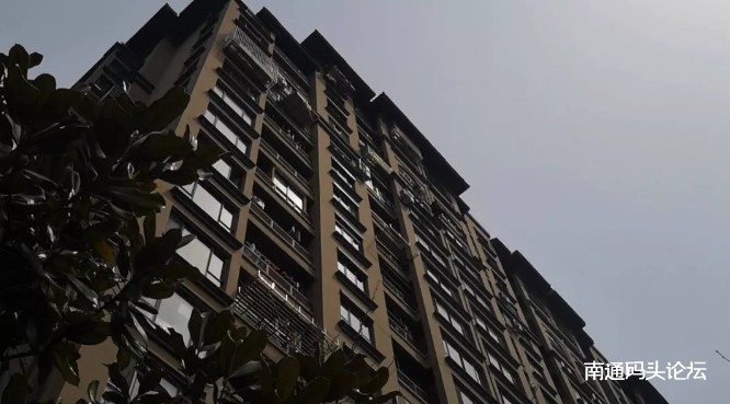 痛心！昨天，南通开发区一5岁男童17楼阳台坠落，抢救无效不治身亡！