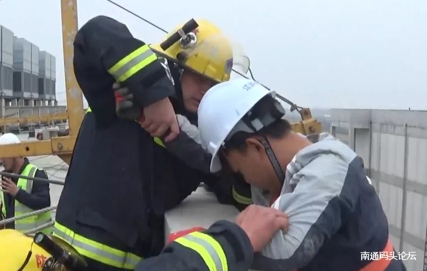 工人被困升降机，消防紧急救援