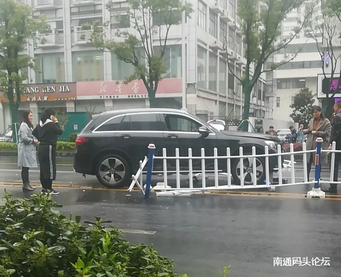 昨日下午，海安江海西路一私家车撞向路中护栏，好在驾驶员无碍