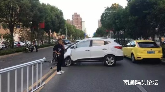 海安长江东路蓝岳装饰城与新龙兴大厦路口发生摩托车与轿车相撞
