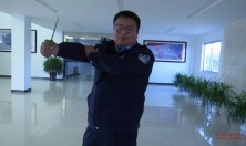 江苏省南通市海门这个小伙不简单，面对20公分长砍刀毫不怯懦