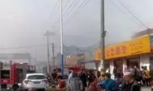 江苏省南通市如皋城北街道一民房着火，现场浓烟滚滚