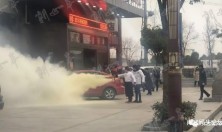 如皋顾庄生态园酒店门前一辆汽车着火，现场浓烟滚滚...