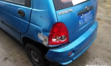 惊险！海安李堡一轿车与四轮电动车相撞！半个车头碎了！
