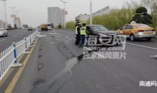 惊险！海安长江东路街头一轿车撞翻五节路边护栏