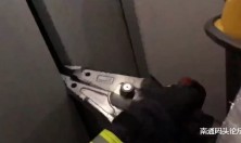 三星镇这位居民幸亏被困在电梯底层，消防队员才这么救援