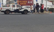 如皋市吴窑镇装满泥土农用车与一辆电动车相撞，男子农用车碾压死亡