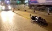 启东吕四天汾：奔驰撞上一坐着两个少年的电动车...