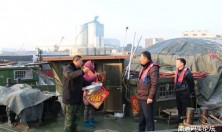 海安船闸、市区航道站志愿者上船头进社区新春送暖