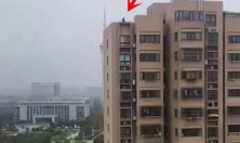 惊险！如东某小区居民楼18层楼顶，一男子欲跳楼